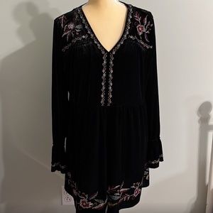 Style & Co Velvet Tunic in Black with Embroidery. EUC.